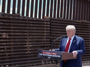 L'ancien président américain et candidat républicain à la présidentielle Donald Trump parle de l'immigration et de la sécurité aux frontières près du Coronado National Memorial à Montezuma Pass, en Arizona, le 22 août 2024.