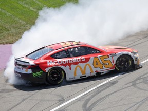 Tyler Reddick, pilote de la Toyota n°45 de McDonald's, célèbre avec un burnout après avoir remporté la NASCAR Cup Series FireKeepers Casino 400 au Michigan International Speedway.