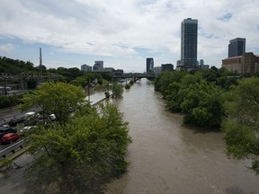 La rivière Don déborde, provoquant des inondations sur les routes à la suite de fortes pluies à Toronto, le 16 juillet. Un an après que tous les liens d'actualité ont été bannis de la plateforme, certains affirment que Facebook reste une ressource essentielle pour les principales nouvelles météorologiques et climatiques dans les petites communautés. LA PRESSE CANADIENNE/Arlyn McAdorey