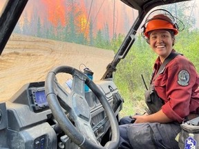 Devyn Gale, pompier du service des incendies de forêt de la Colombie-Britannique, apparaît sur une photo non datée. Devyn Gale, 19 ans, a été tuée lorsqu'un arbre en feu l'a frappée lors d'opérations de lutte contre les incendies près de Revelstoke en juillet dernier.