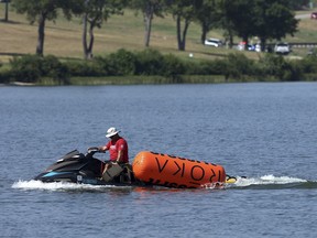 Un jet ski tire des bouées des CrossFit Games au lac Marine Creek, où un athlète s'est noyé lors de l'épreuve de course à pied et de natation le jeudi 8 août 2024 à Fort Worth, au Texas,