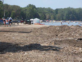 Un groupe autochtone élimine les barricades des propriétaires de chalets à la plage d’Ipperwash