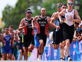 Un triathlète canadien a « vomi 10 fois » après une course olympique exténuante, dont la nage sur la Seine