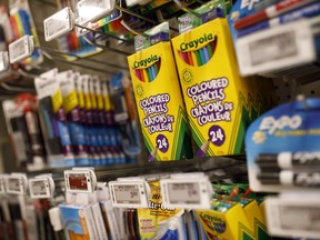 Fournitures de rentrée scolaire dans un magasin à Toronto.