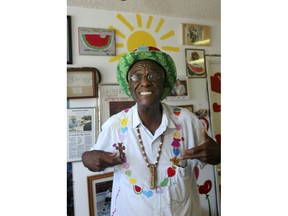 DOSSIER - Wally Amos, de Kailua, à Hawaï, est photographié dans son bureau à domicile le 12 juin 2007, dans le quartier de Lanikai à Kailua, à Hawaï. Amos, le créateur de l'empire des biscuits qui a pris son nom et l'a rendu célèbre et qui est devenu un défenseur de l'alphabétisation des enfants, est décédé à l'âge de 88 ans, le mardi 13 août 2024.