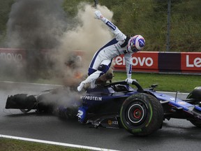 Le pilote Williams Logan Sargeant saute de sa voiture après un accident lors des troisièmes essais libres avant le Grand Prix des Pays-Bas de Formule 1.