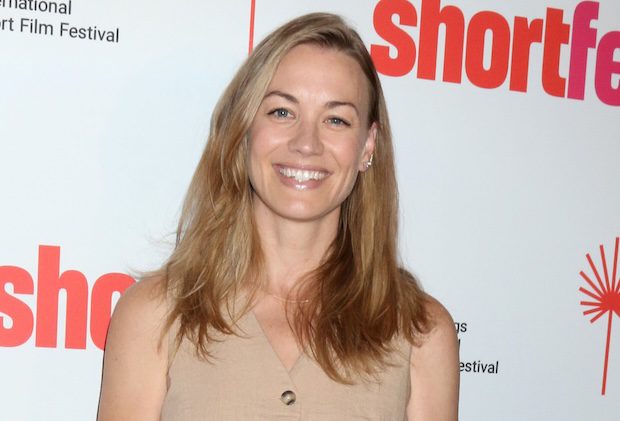 Yvonne Strahovski joue dans l’adaptation de « Une femme intelligente »