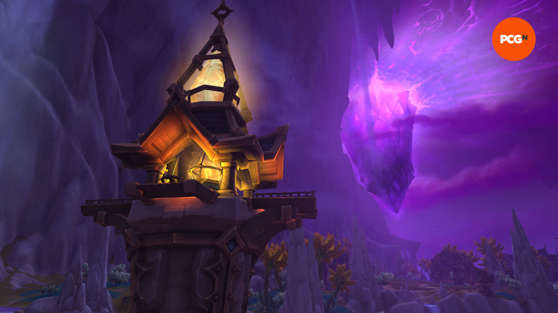 Critique de WoW The War Within : une petite tour de balise brûle contre l'énergie violet foncé qui coule du soleil de cristal géant d'Hallowfall.