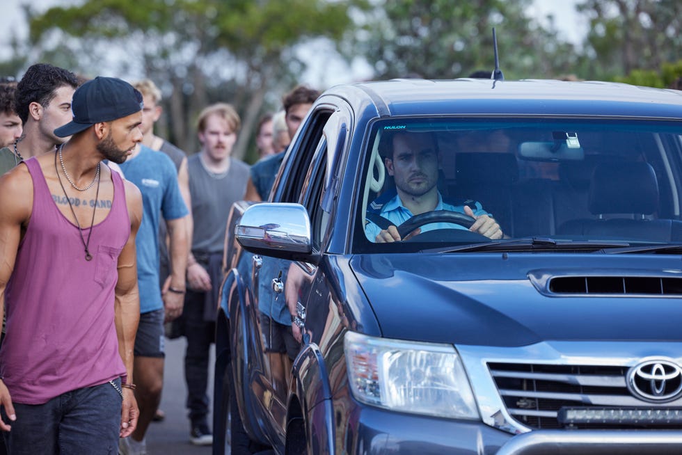 La voiture de Cash Newman est entourée par les River Boys à domicile et à l'extérieur