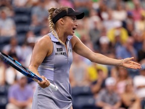 Yulia Putintseva du Kazakhstan réagit contre Jasmine Paolini d'Italie lors de leur match du troisième tour du simple féminin à l'US Open 2024.