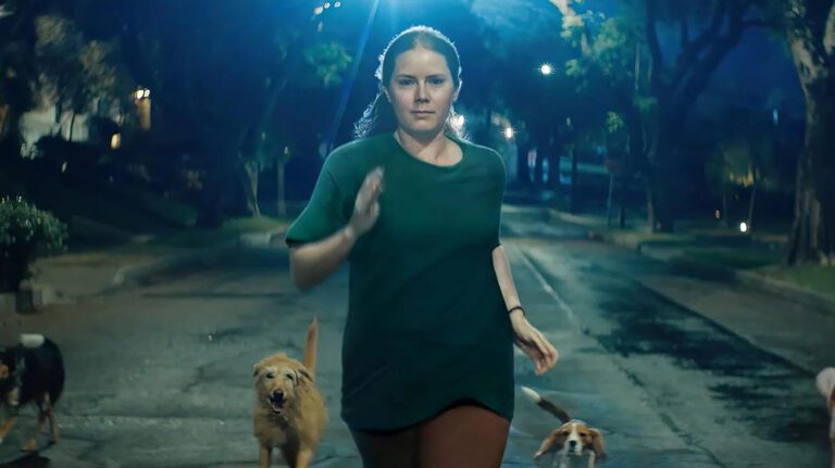 Amy Adams se transforme littéralement en chien dans la bande-annonce de Nightbitch
