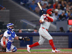 Les Blue Jays succombent à la batte sublime de Kyle Schwarber lors d’une défaite brutale contre les Phillies en visite