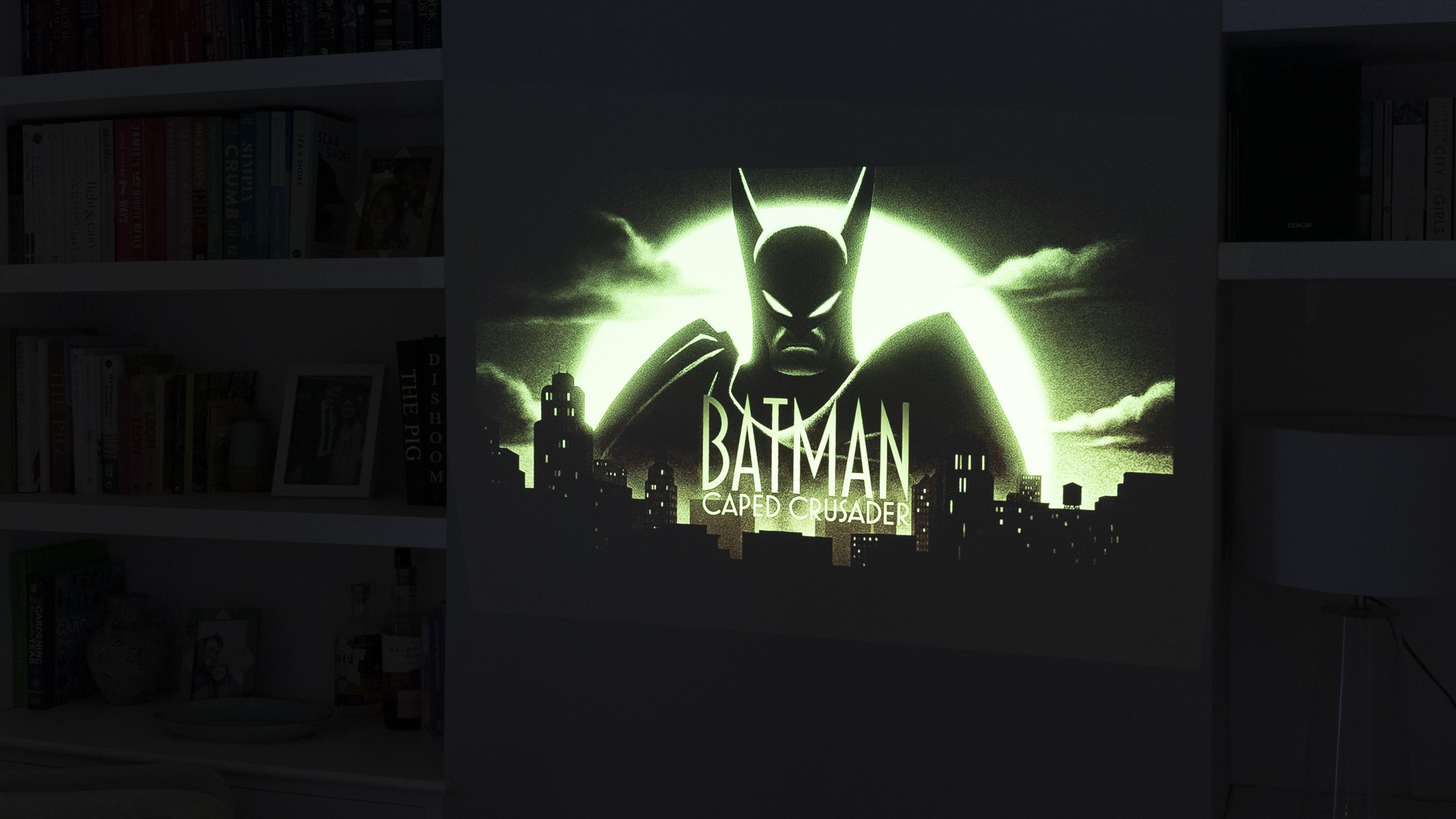 Le dessous de l'image du projecteur laser Dangbei Atom montrant une série animée Batman