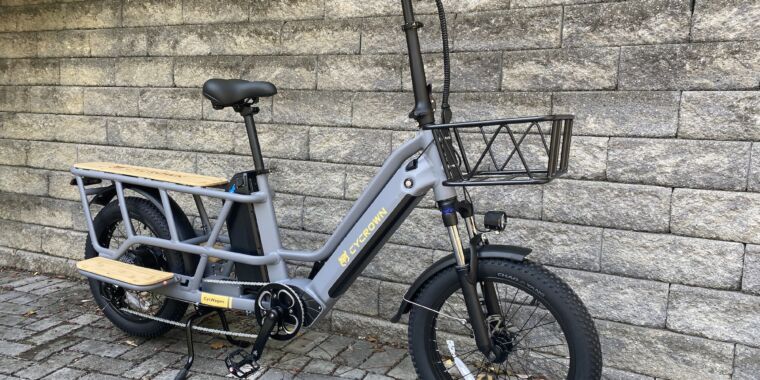 Un vélo cargo à petit prix et des pédales si basses qu’elles effleurent le sol