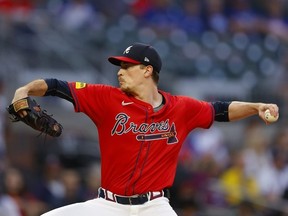 Max Fried #54 des Braves d'Atlanta lance lors de la première manche contre les Blue Jays de Toronto au Truist Park le 6 septembre 2024 à Atlanta, en Géorgie.