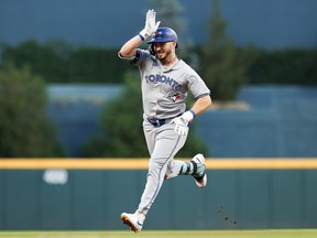 Spencer Horwitz des Blue Jays de Toronto célèbre après avoir frappé un coup de circuit en solo lors de la deuxième manche contre les Braves d'Atlanta au Truist Park le 7 septembre 2024 à Atlanta.