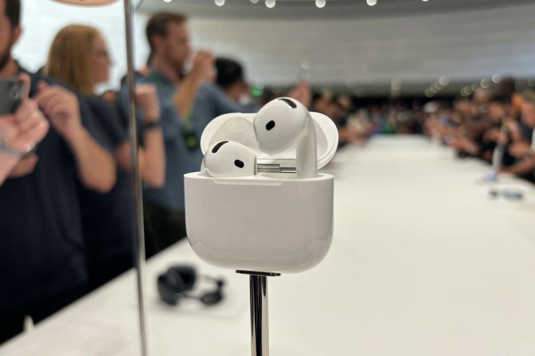 Nous n'avons pas encore pu essayer les nouveaux AirPods, mais nous espérons pouvoir vous faire part de nos impressions plus tard dans la journée. 