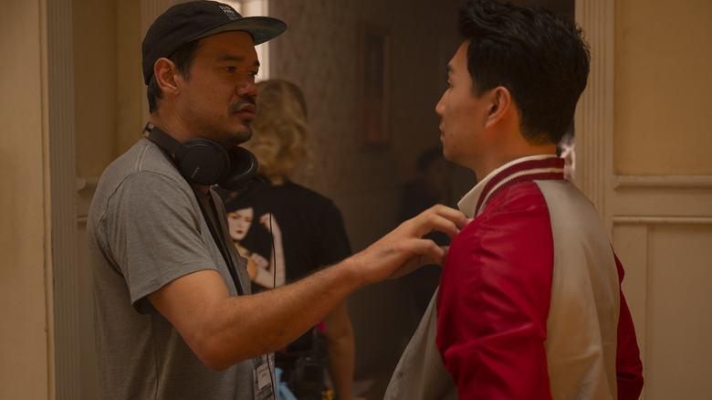 Destin Daniel Cretton et Simu Liu sur le tournage de Shang-Chi