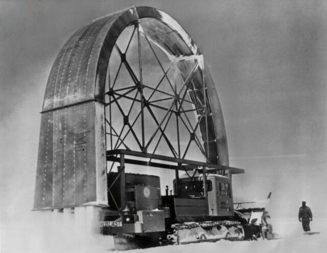 Test par l'armée américaine du Snowblast au Groenland dans les années 1950, une machine conçue pour lisser les pistes enneigées.