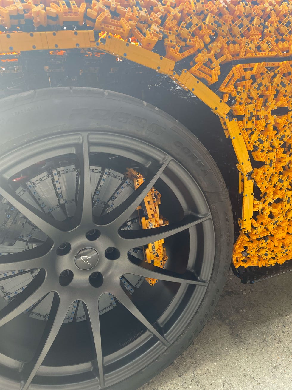 les roues grandeur nature de la McLaren P1 en Lego Technic en gros plan