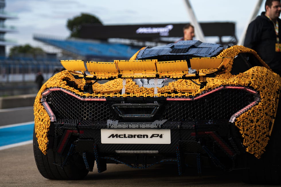 la McLaren P1 grandeur nature en Lego présentée de l'arrière dans la voie des stands de Silverstone