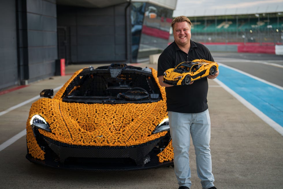 Le designer du groupe Lego Kasper Rene Hansen avec la McLaren P1 grandeur nature Lego et le modèle Lego à l'échelle 1 à 8