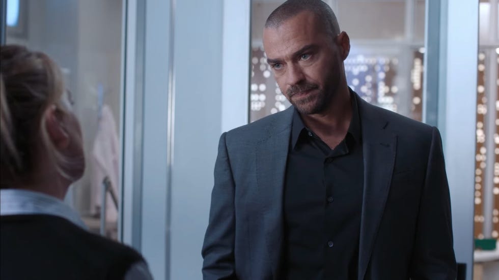 Jesse Williams dans le rôle du Dr Jackson Avery dans Grey's Anatomy saison 21, portant une chemise noire sous une veste grise et ayant l'air très sérieux