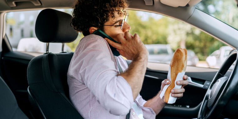 Les aides à la conduite deviennent de facto des pilotes automatiques lorsque les conducteurs effectuent plusieurs tâches à la fois, selon une étude