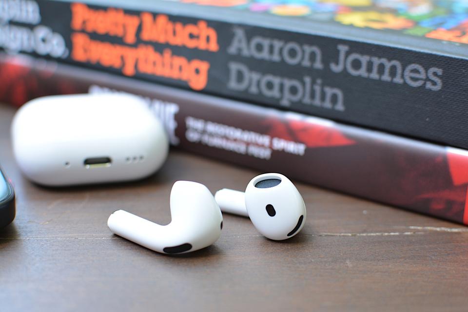 Apple a affiné la forme des AirPods 4 pour un meilleur ajustement.