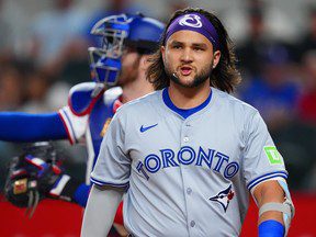 La saison de Bo Bichette, marquée par de nombreuses blessures, se termine avec une fracture du doigt chez les Blue Jays