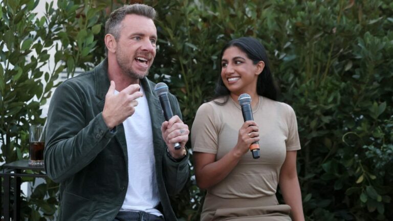 Les animateurs de « Armchair Expert » Dax Shepard et Monica Padman expliquent pourquoi les podcasts sont un média « libérateur » pour les créatifs Plus de Variety Les plus populaires À lire absolument Inscrivez-vous aux newsletters de Variety Plus de nos marques
	
	
