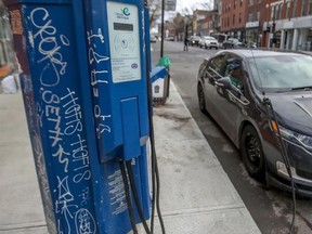 Une borne de recharge pour véhicules électriques alimentant une Chevrolet Volt au Québec.