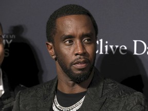 Sean Combs arrive au gala pré-Grammy et au salut aux icônes de l'industrie à l'hôtel Beverly Hilton le samedi 25 janvier 2020, à Beverly Hills, en Californie.