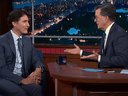 Une image de l'entrevue de Justin Trudeau lors de la diffusion du Late Show avec Stephen Colbert.