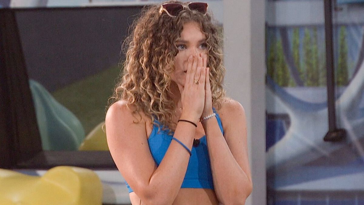 Makensy puts her hands to her face waiting to hear teh results of the HOH competition