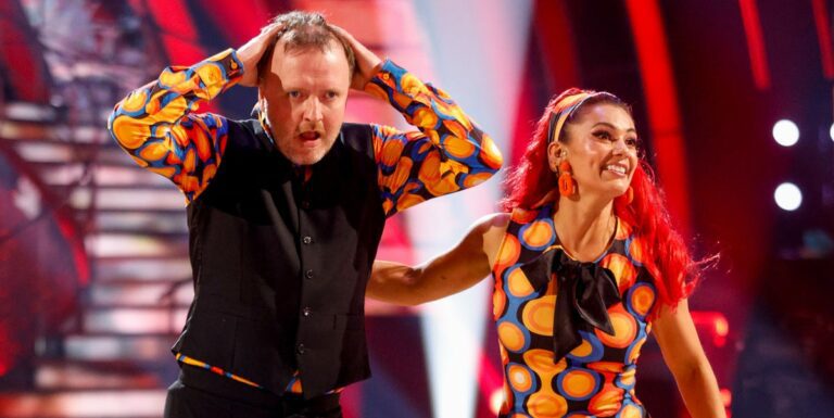 Dianne Buswell de Strictly exécute une danse les yeux bandés avec Chris McCausland
