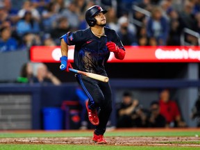 Jonatan Clase (8) des Blue Jays de Toronto regarde le ballon alors qu'il frappe un home run à deux points lors de la septième manche de leur match MLB contre les Red Sox de Boston au Rogers Centre, le mercredi 25 septembre 2024, à Toronto.