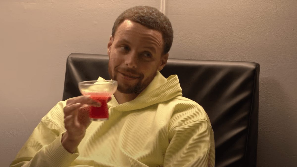 Après avoir revu la première de Mr. Throwback de Steph Curry sur NBC, voici ce que les producteurs exécutifs nous ont dit sur la meilleure façon de regarder toute la saison 1
