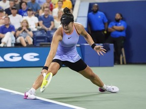 Bianca Andreescu sait qu'une grande partie de son travail se déroule loin du court de tennis, et qu'à certains moments, elle n'a même pas de raquette à la main. Andreescu renvoie un coup à l'Italienne Jasmine Paolini lors d'un match du premier tour de l'US Open, à New York, le mardi 27 août 2024.