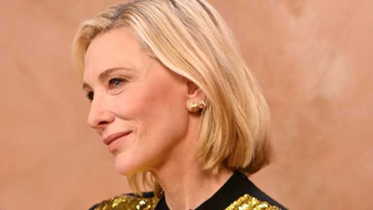 Cate Blanchett a visionné en boucle des images du sommet du G7 pour exploiter le « mauvais théâtre » des dirigeants mondiaux au travail pour des « rumeurs » satiriques Plus de Variety Les plus populaires À lire absolument Inscrivez-vous aux bulletins d'information de Variety Plus de nos marques
	
	
