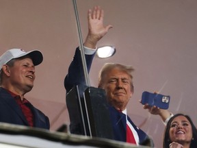 Le candidat républicain à la présidentielle, l'ancien président américain Donald Trump, regarde le match de football universitaire Alabama Crimson Tide contre Georgia Bulldogs au stade Bryant-Denny le 28 septembre 2024 à Tuscaloosa, Alabama. Trump a assisté lundi au match de football universitaire à Tuscaloosa avant son rassemblement électoral prévu dans l'État clé du champ de bataille de Géorgie.