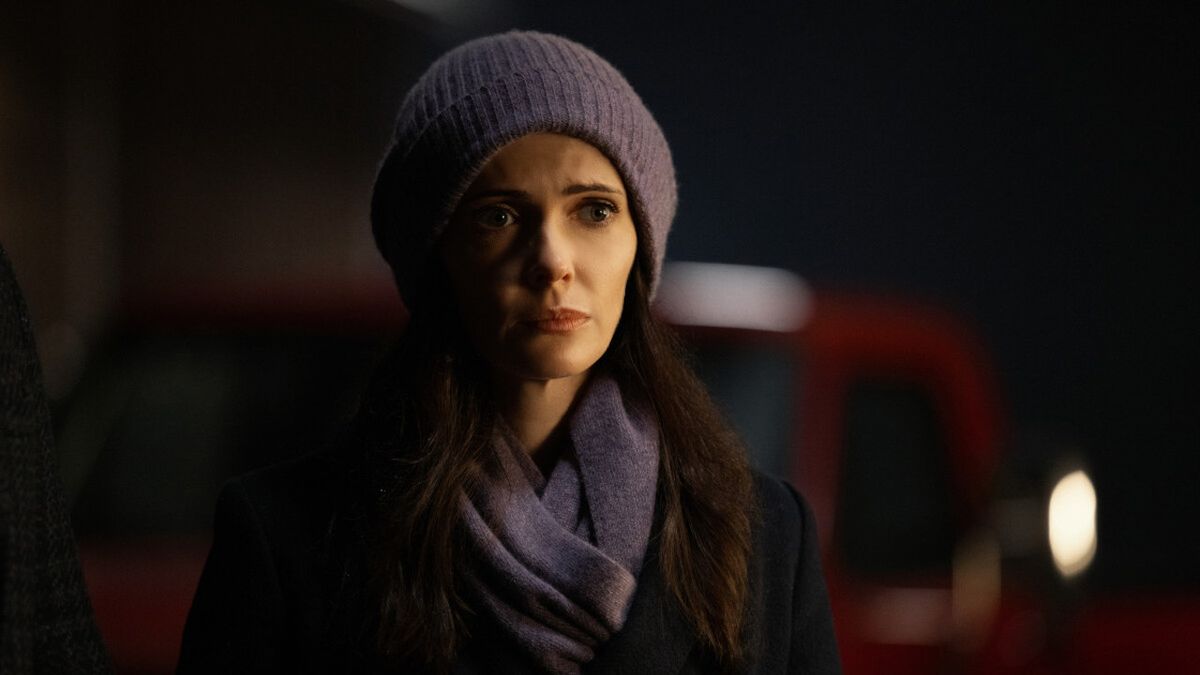 Elizabeth Tulloch&#039;s Lois Lane wearing lavender beanie hat and lavender scarf