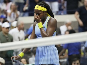 Coco Gauff réagit après avoir perdu contre Emma Navarro lors du quatrième tour de l'US Open de tennis.