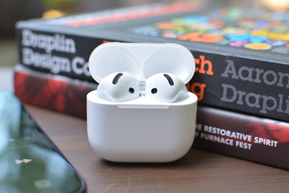 Les AirPods 4 ont un boîtier plus petit que la version de troisième génération. 