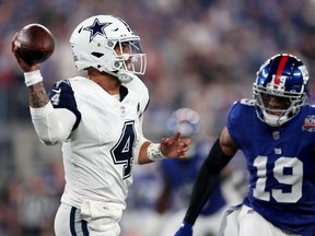 Dak Prescott #4 des Cowboys de Dallas passe le ballon lors du premier quart-temps contre les Giants de New York au MetLife Stadium le 26 septembre 2024 à East Rutherford, New Jersey.