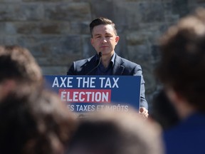 Le chef du Parti conservateur, Pierre Poilievre, prend la parole lors d'une conférence de presse sur la Colline du Parlement à Ottawa, le 28 août 2024.