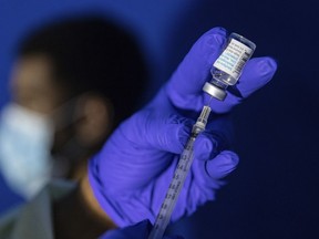 Une infirmière praticienne familiale prépare une seringue avec le vaccin mpox pour inoculer un patient dans un site de vaccination dans l'arrondissement de Brooklyn à New York, le mardi 30 août 2022.