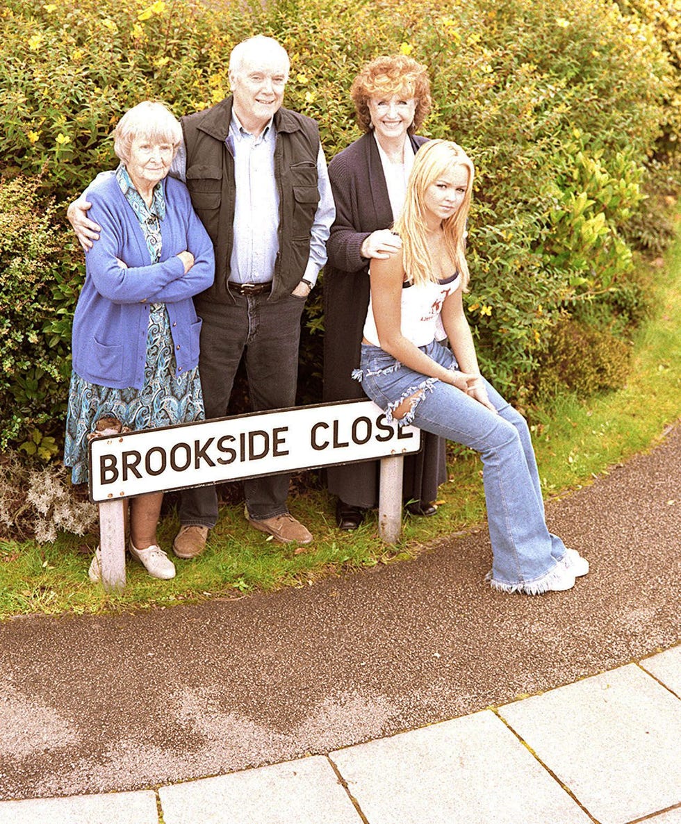 Jean Heywood dans le rôle de Kitty Hilton, Kenneth Cope dans le rôle de Ray Hilton, Marji Campi dans le rôle de Jessie Hilton et Jennifer Ellison dans le rôle d'Emily Shadwick, Brookside