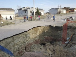 Cette photo prise le 27 avril 2022 par Tonya Junker montre un gouffre dans le quartier de Hideaway Hills près de Rapid City, SD