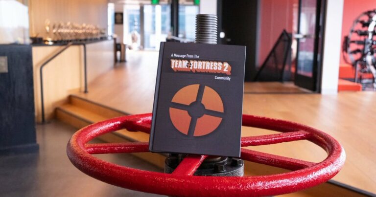 Des joueurs mécontents de Team Fortress 2 rassemblent 340 000 signatures dans un livre et le remettent en mains propres à Valve
